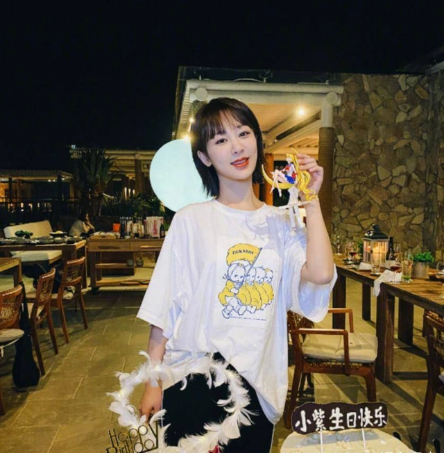 杨紫红毯造型失败_小骨架女明星_女明星红毯造型