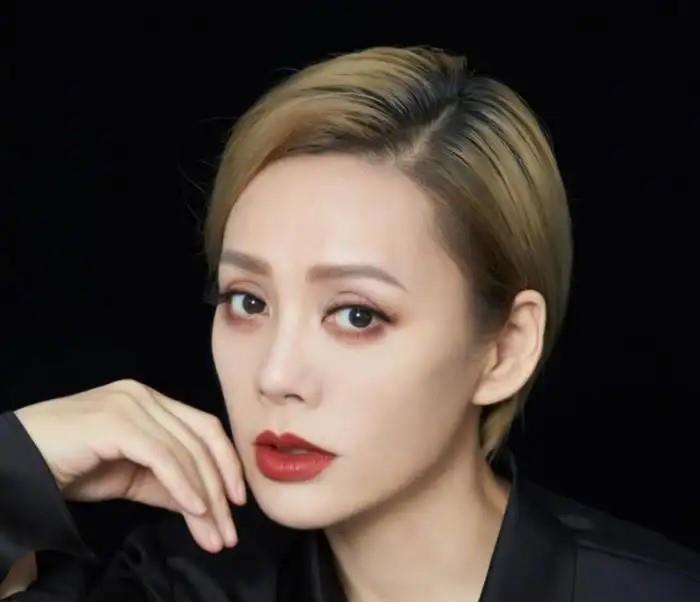 51岁女明星气质_50岁女明星保养_明星最老的女明星